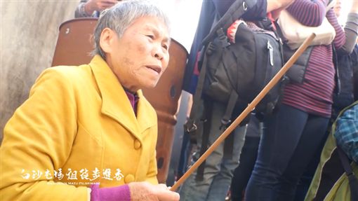 媽祖要她別怕!阿嬤求子孫平安「無助縮在牆角」 白沙屯娘娘突然轉向「展現神蹟」