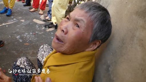 媽祖要她別怕!阿嬤求子孫平安「無助縮在牆角」 白沙屯娘娘突然轉向「展現神蹟」