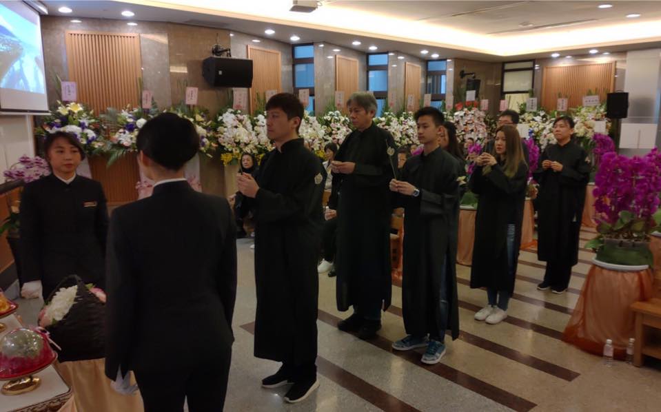 侯昌明父親笑著回來了…站在菩薩旁「跟兒子媳婦道歉」曾雅蘭不捨淚崩:謝謝你待我如女兒