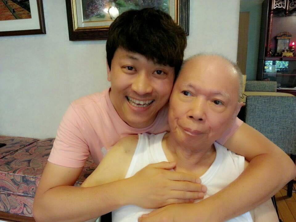 侯昌明父親笑著回來了…站在菩薩旁「跟兒子媳婦道歉」曾雅蘭不捨淚崩:謝謝你待我如女兒