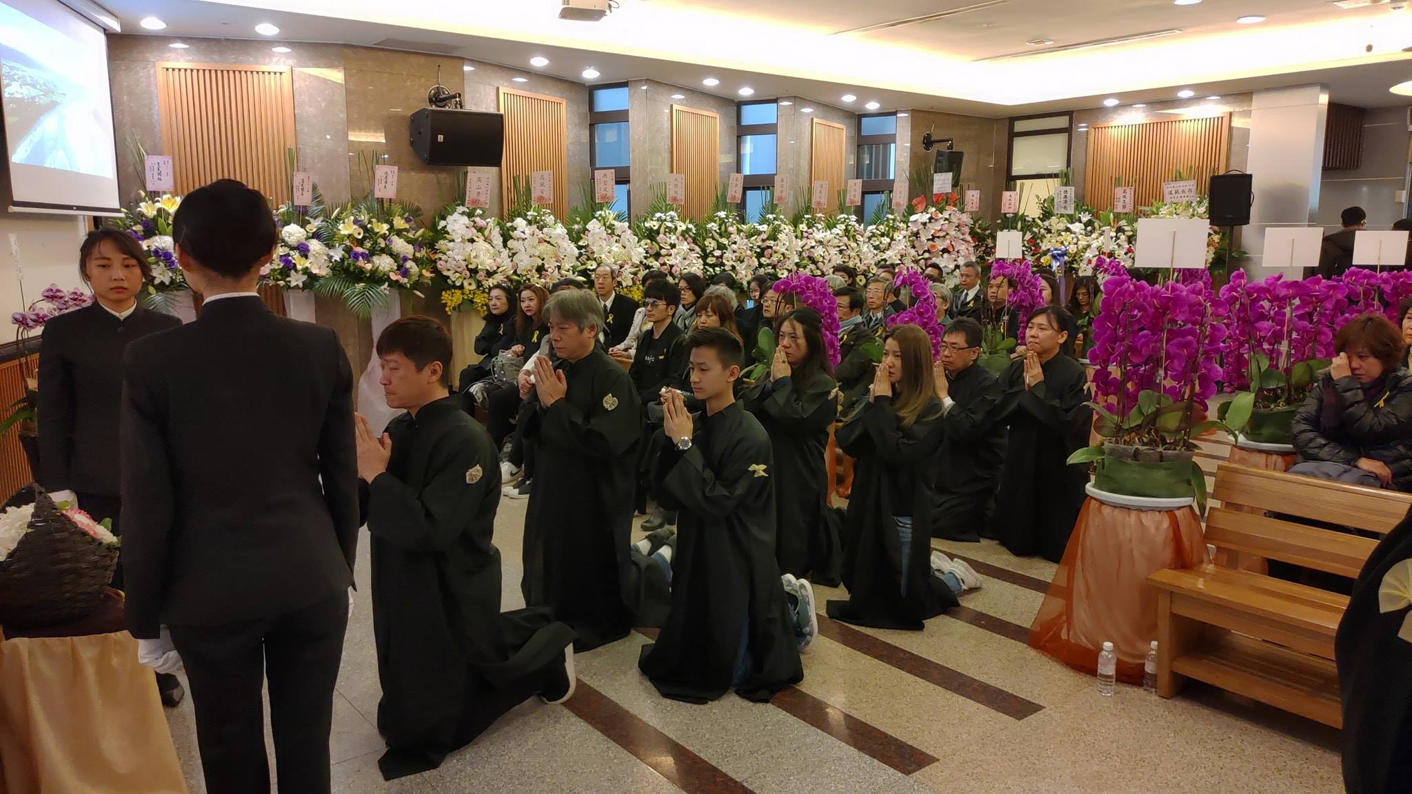 侯昌明父親笑著回來了…站在菩薩旁「跟兒子媳婦道歉」曾雅蘭不捨淚崩:謝謝你待我如女兒