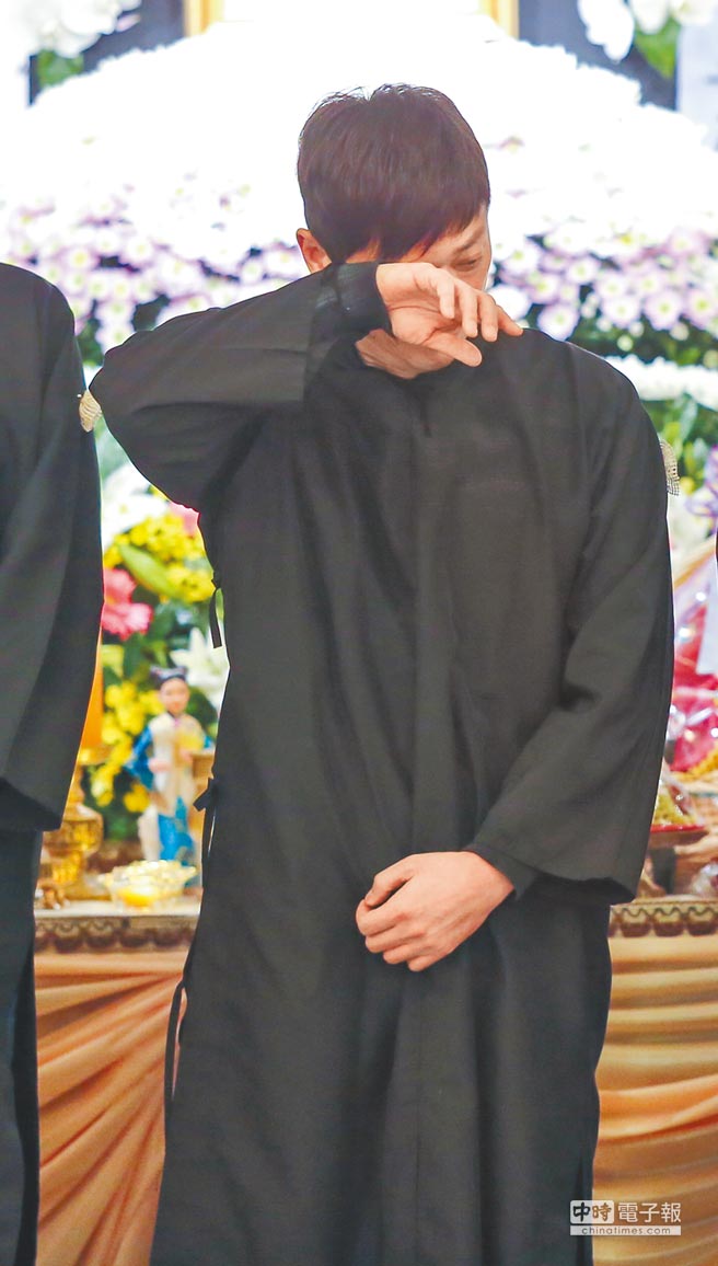 侯昌明父親笑著回來了…站在菩薩旁「跟兒子媳婦道歉」曾雅蘭不捨淚崩:謝謝你待我如女兒