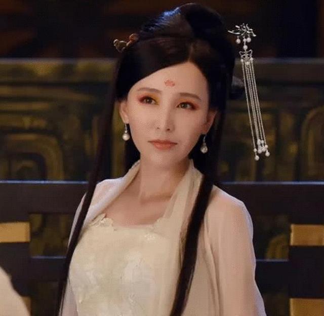 氣質女星為窮小子在19歲私奔！  擠在地下室「未婚生3子」  今老公成名導演她「44歲被寵上天」