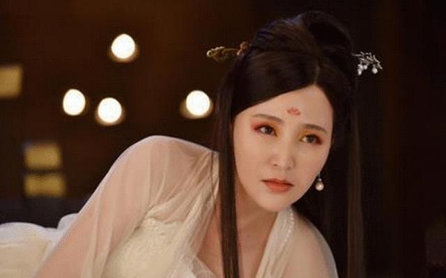 氣質女星為窮小子在19歲私奔！  擠在地下室「未婚生3子」  今老公成名導演她「44歲被寵上天」