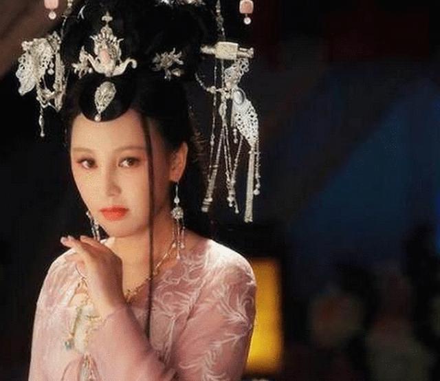 氣質女星為窮小子在19歲私奔！  擠在地下室「未婚生3子」  今老公成名導演她「44歲被寵上天」