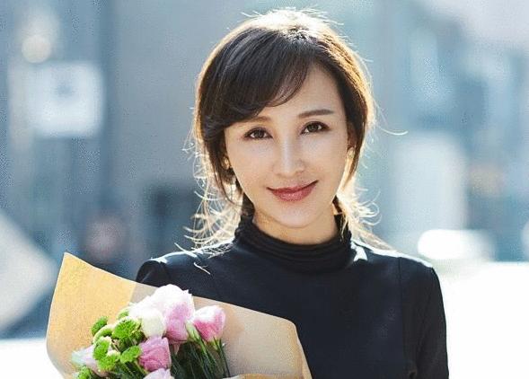 氣質女星為窮小子在19歲私奔！  擠在地下室「未婚生3子」  今老公成名導演她「44歲被寵上天」