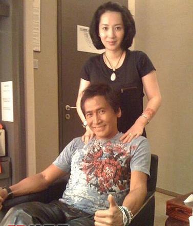 齊秦小24歲老婆身分曝光！年輕貌美「背景不簡單」為愛放棄事業　結婚9年今兒女雙全