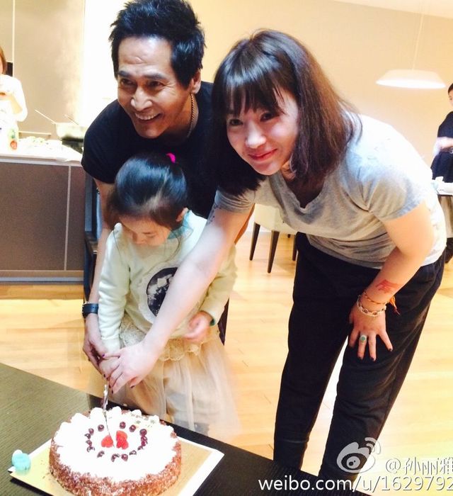 齊秦小24歲老婆身分曝光！年輕貌美「背景不簡單」為愛放棄事業　結婚9年今兒女雙全