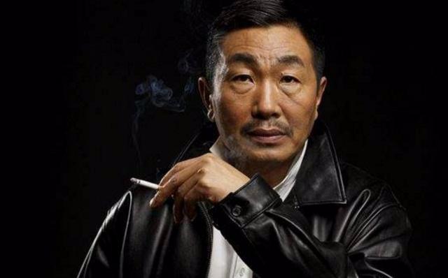 4歲與妻子青梅竹馬！婚後35年自嘲「地位不如狗」 60歲「和女兒節目上幽默互懟」滿臉幸福