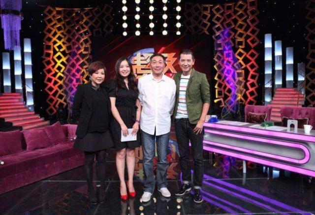 4歲與妻子青梅竹馬！婚後35年自嘲「地位不如狗」 60歲「和女兒節目上幽默互懟」滿臉幸福