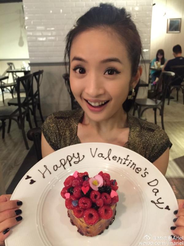 林依晨「仙女透視薄紗」身材一覽無遺! 被問生寶寶進度「低頭看肚子」甜放閃:我跟老公情人節...