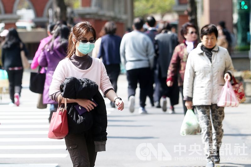 重回冬天！冷空氣、鋒面雙登入「迎來13度濕冷低溫」　氣象局曝未來會有「連著2波雨勢襲來」