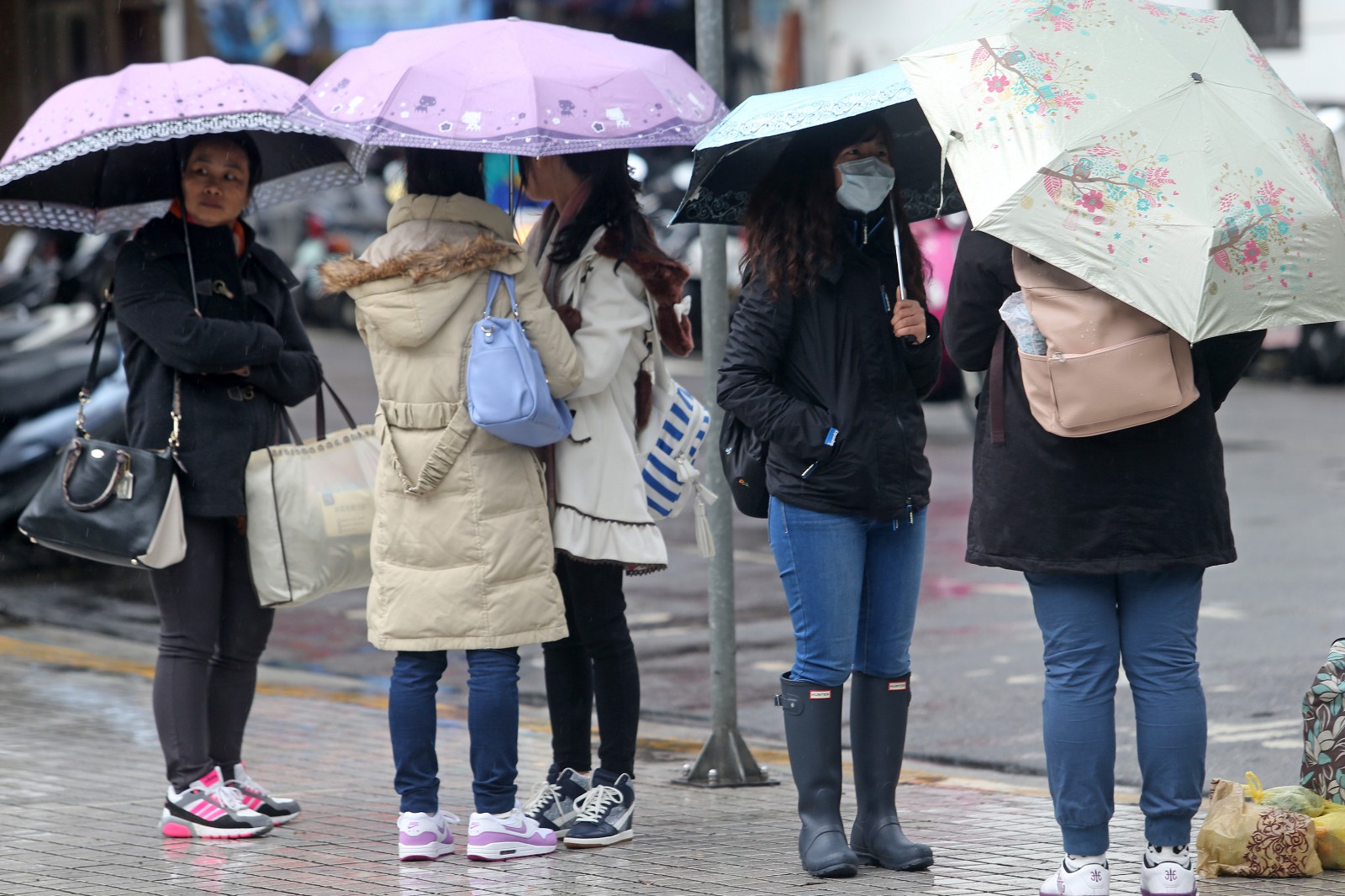 重回冬天！冷空氣、鋒面雙登入「迎來13度濕冷低溫」　氣象局曝未來會有「連著2波雨勢襲來」