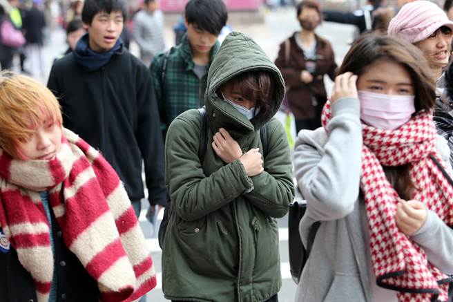 重回冬天！冷空氣、鋒面雙登入「迎來13度濕冷低溫」　氣象局曝未來會有「連著2波雨勢襲來」