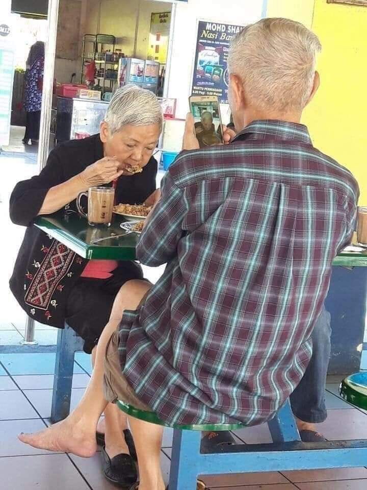 阿嬤低頭專心吃飯！對面阿公顫抖拿起手機　一看「螢幕畫面」惹哭上萬人：情人眼裡出西施