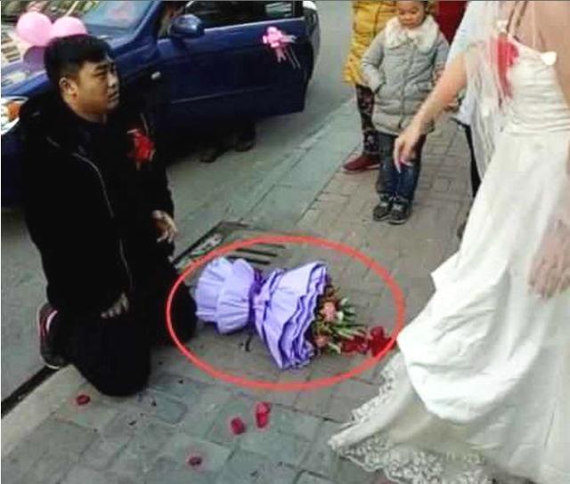 15萬彩禮變3萬，新娘把捧花扔在新郎臉上，懷孕了就要低人一等？
