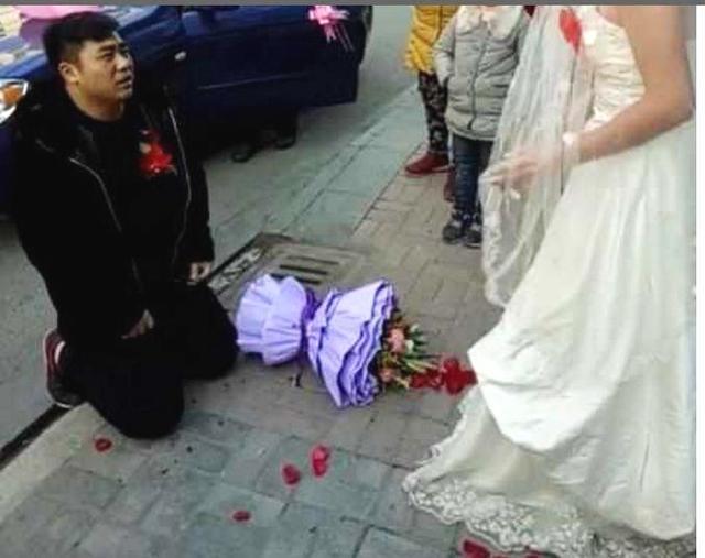 15萬彩禮變3萬，新娘把捧花扔在新郎臉上，懷孕了就要低人一等？
