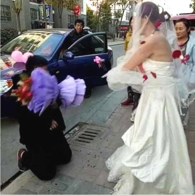 15萬彩禮變3萬，新娘把捧花扔在新郎臉上，懷孕了就要低人一等？