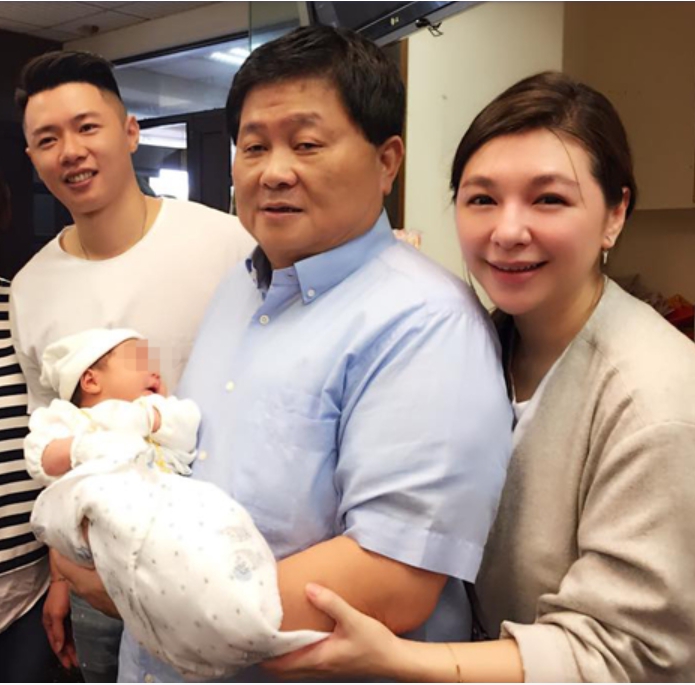補辦百桌婚宴！顏清標出席帥兒婚禮「兩大老婆同時現身」　喜帖曝光「暗藏玄機」難怪兩房不鬥爭 