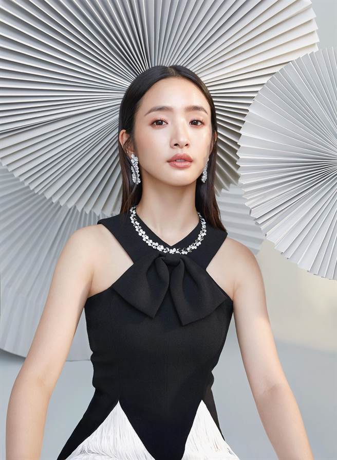 林依晨「仙女透視薄紗」身材一覽無遺! 被問生寶寶進度「低頭看肚子」甜放閃:我跟老公情人節...