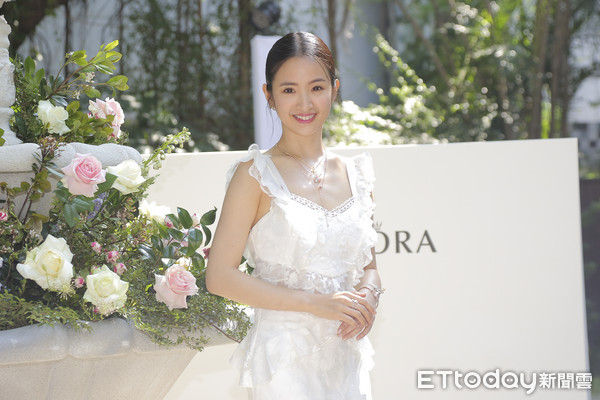 林依晨「仙女透視薄紗」身材一覽無遺! 被問生寶寶進度「低頭看肚子」甜放閃:我跟老公情人節...