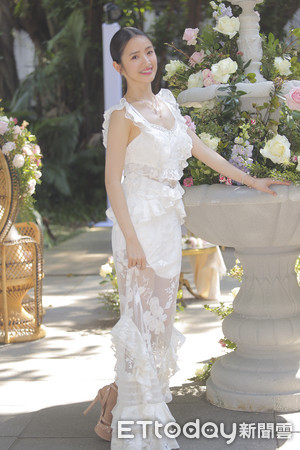 林依晨「仙女透視薄紗」身材一覽無遺! 被問生寶寶進度「低頭看肚子」甜放閃:我跟老公情人節...