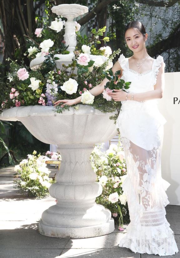 林依晨「仙女透視薄紗」身材一覽無遺! 被問生寶寶進度「低頭看肚子」甜放閃:我跟老公情人節...