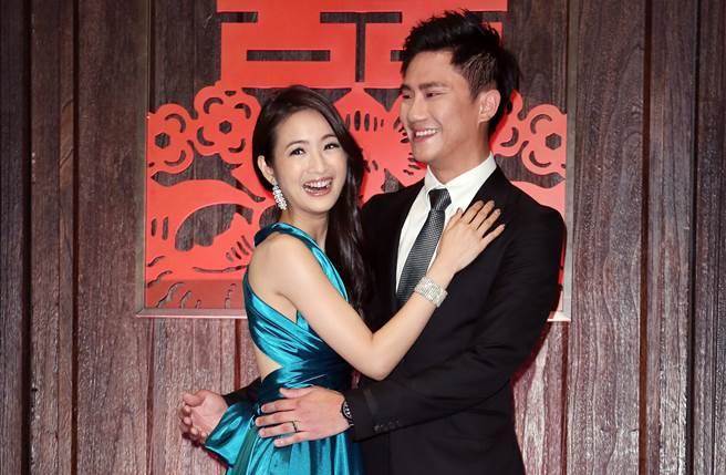 林依晨「仙女透視薄紗」身材一覽無遺! 被問生寶寶進度「低頭看肚子」甜放閃:我跟老公情人節...