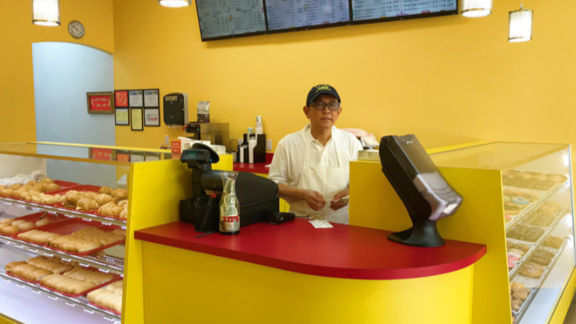 老爸開甜甜圈店「站整天沒客人光顧」好落寞！兒子突發奇想「1動作吸70萬人上門」爸爸終於笑了❤️