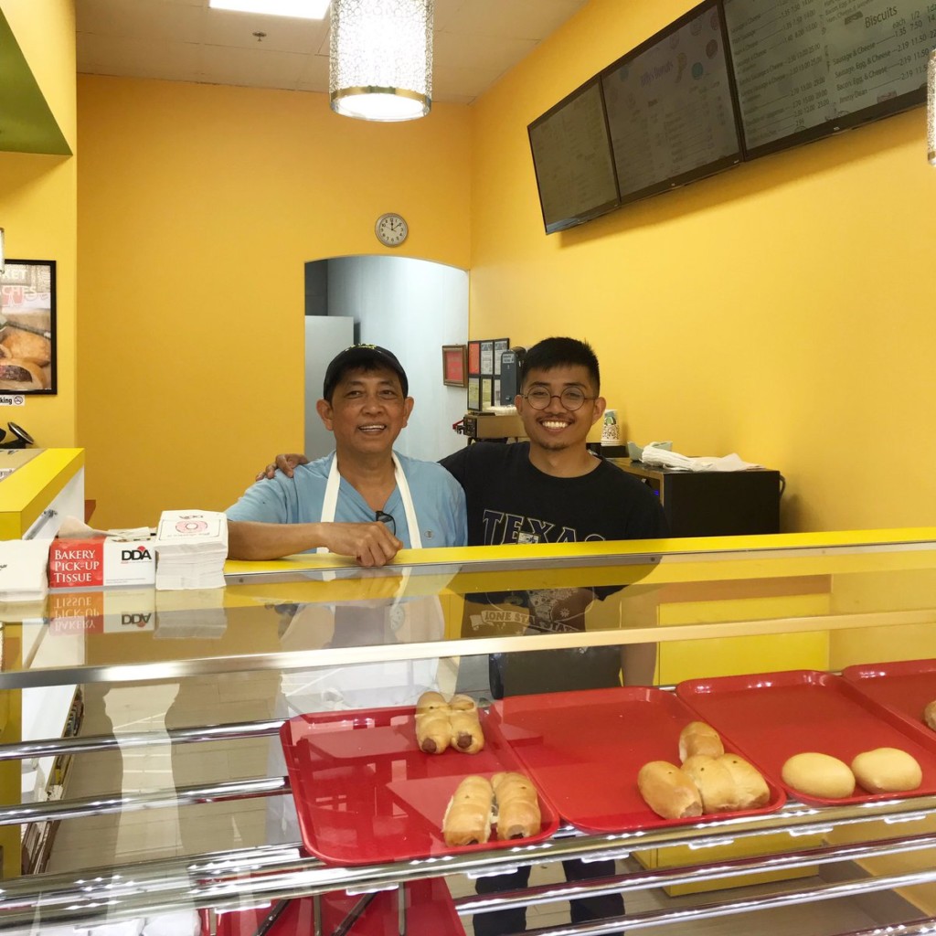 老爸開甜甜圈店「站整天沒客人光顧」好落寞！兒子突發奇想「1動作吸70萬人上門」爸爸終於笑了❤️