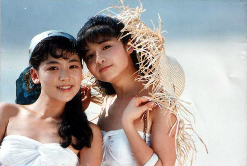 眼尖乘客捷運捕捉「野生況明潔夫妻檔」!仔細一看「老公超搶眼」網笑:到底誰是明星