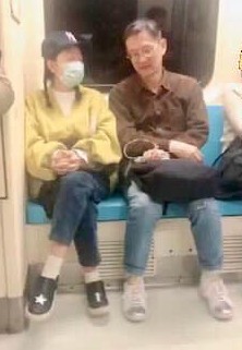 眼尖乘客捷運捕捉「野生況明潔夫妻檔」!仔細一看「老公超搶眼」網笑:到底誰是明星