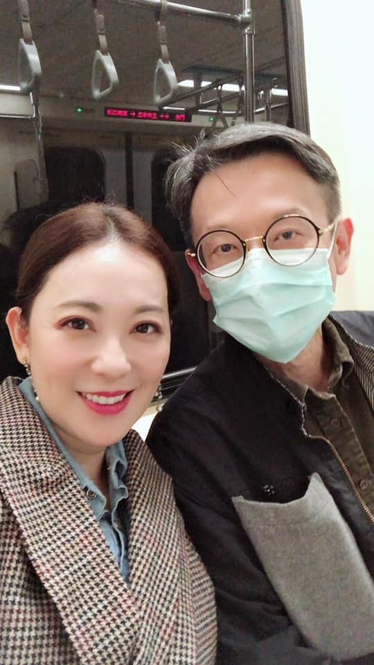 眼尖乘客捷運捕捉「野生況明潔夫妻檔」!仔細一看「老公超搶眼」網笑:到底誰是明星
