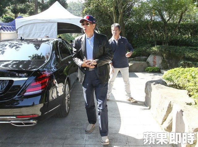 郭台銘祭前妻多年從未缺席！報告喜訊「5子8孫」福氣滿堂  身價2千億外界好奇「誰是繼承者」
