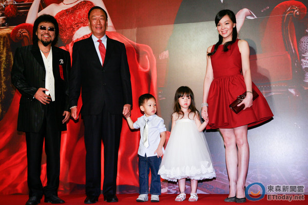 郭台銘祭前妻多年從未缺席！報告喜訊「5子8孫」福氣滿堂  身價2千億外界好奇「誰是繼承者」