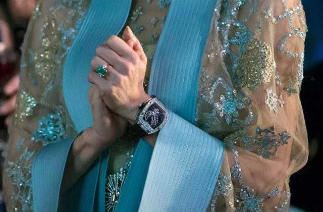 甩50億富二代，和1000億富豪戀愛15年不結婚，她比章子怡、張曼玉還要狂！