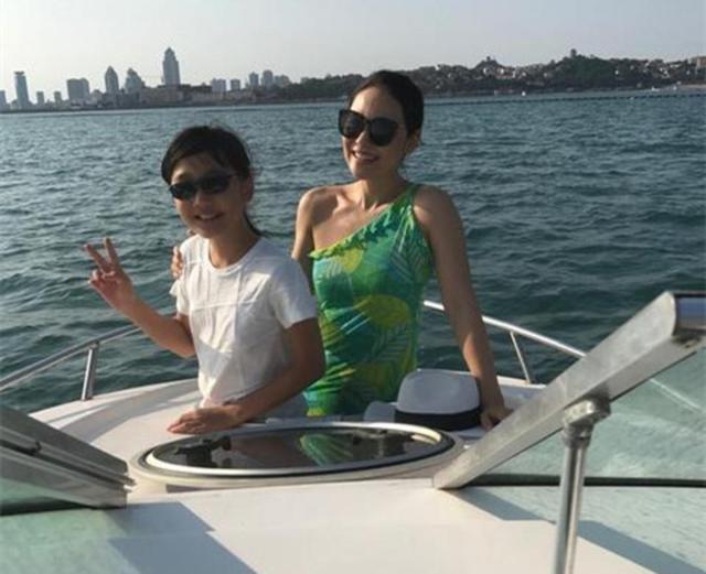 《還珠格格》俠女柳紅神逆齡！她嫁圈外老公「曬乖巧女兒」  如今剪去長髮網友大讚：比21年前還美