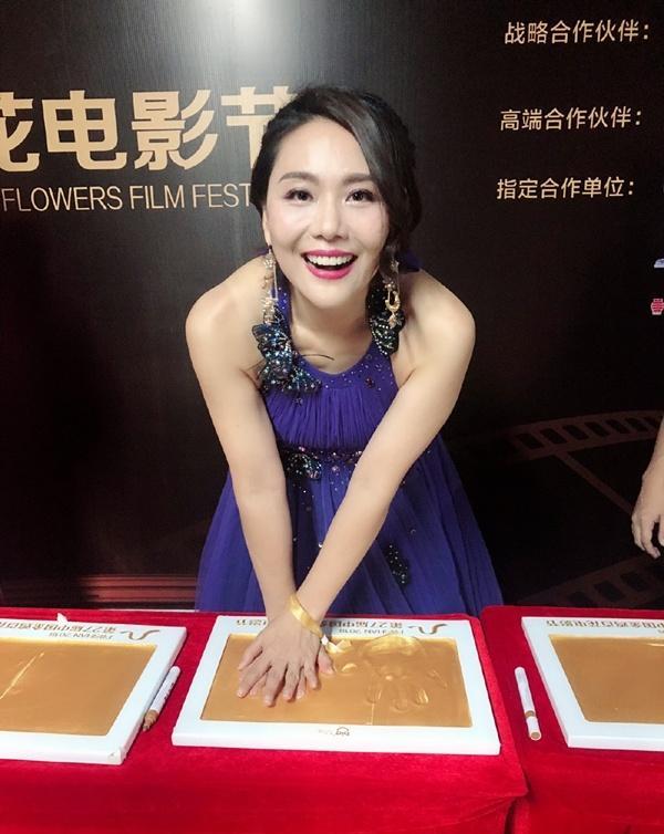 《還珠格格》俠女柳紅神逆齡！她嫁圈外老公「曬乖巧女兒」  如今剪去長髮網友大讚：比21年前還美