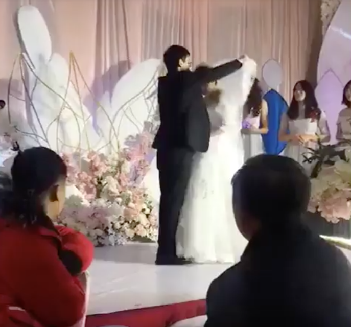 新郎邀請「高中同學當伴娘」瞬間變全場焦點　默默「躲在新娘背後」網友笑噴：這場婚怎麼結啊