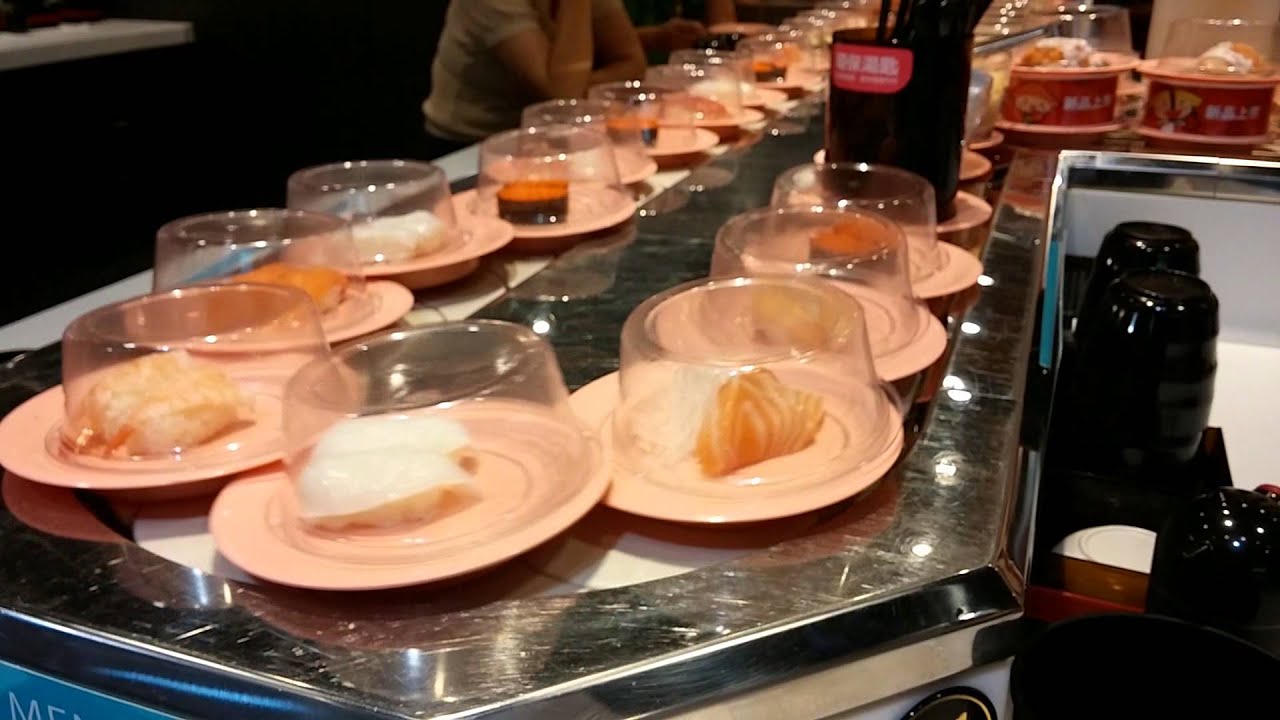 她去餐廳「5分鐘吃完11盤壽司」被情侶酸：X附身嗎？　她聽完「霸氣開罵」對方臉綠不敢吭聲