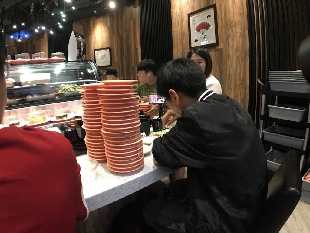 她去餐廳「5分鐘吃完11盤壽司」被情侶酸：X附身嗎？　她聽完「霸氣開罵」對方臉綠不敢吭聲