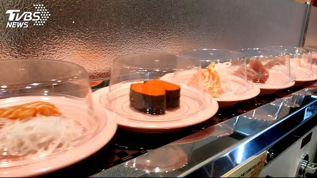 她去餐廳「5分鐘吃完11盤壽司」被情侶酸：X附身嗎？　她聽完「霸氣開罵」對方臉綠不敢吭聲