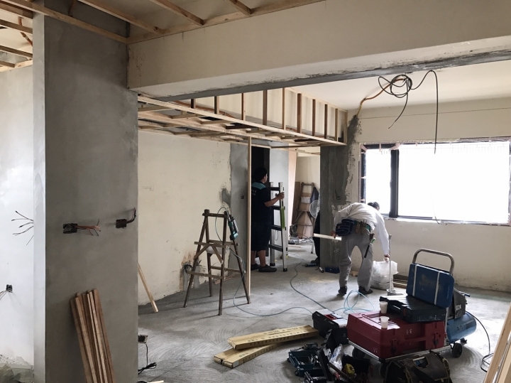 業主砸百萬改造「從小住到大20年老屋」！不起眼老家→高質感豪宅「一開電視櫃超狂收納」網讚翻