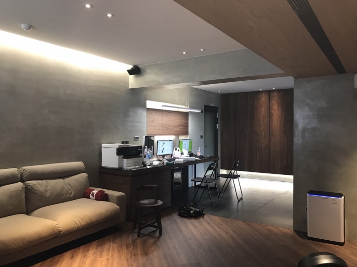 業主砸百萬改造「從小住到大20年老屋」！不起眼老家→高質感豪宅「一開電視櫃超狂收納」網讚翻