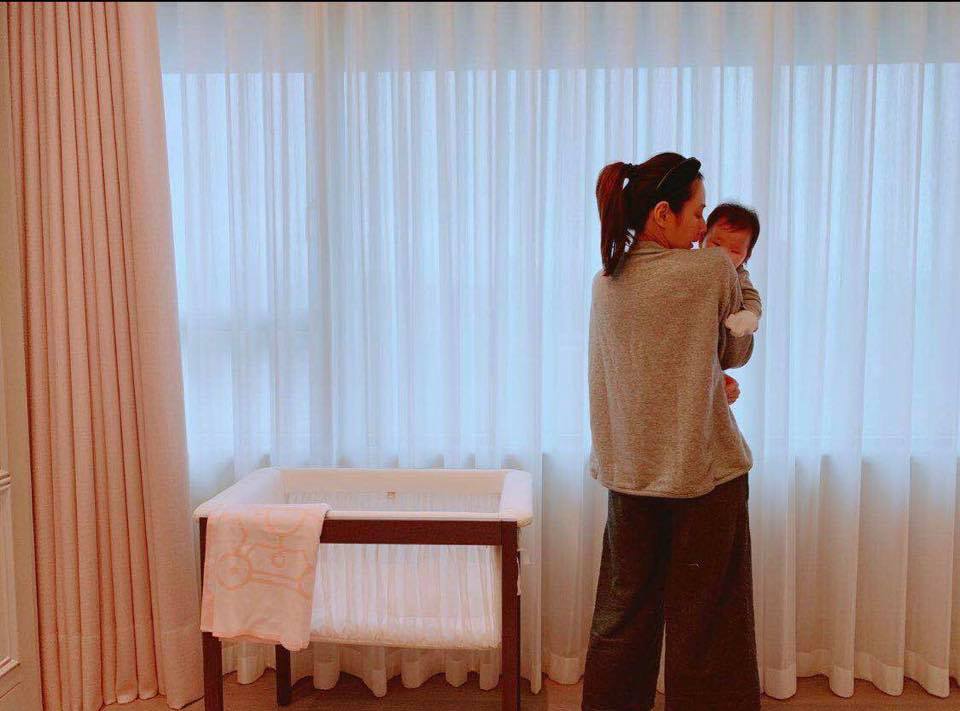 陳怡蓉6個月大愛女首曝光「長得和爸爸超像」　忙顧女兒不忘陪老公「超有愛畫面」閃翻眾人