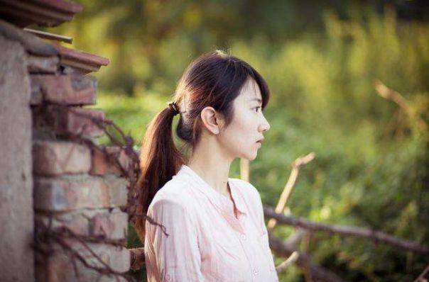 除夕夜有個老漢倒在家門口，女子收留一起吃年夜飯，年初一驚喜來了！