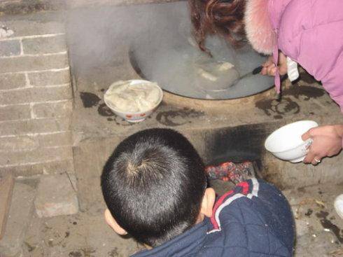 除夕夜有個老漢倒在家門口，女子收留一起吃年夜飯，年初一驚喜來了！