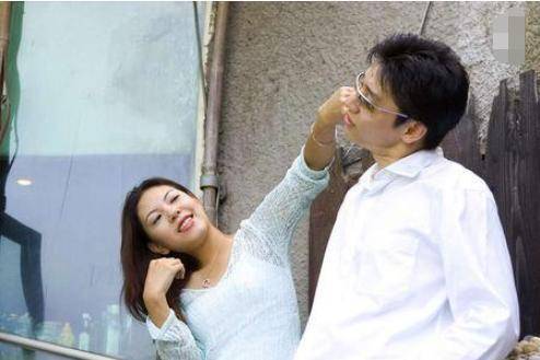 除夕夜有個老漢倒在家門口，女子收留一起吃年夜飯，年初一驚喜來了！