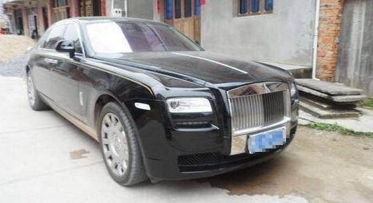 除夕夜有個老漢倒在家門口，女子收留一起吃年夜飯，年初一驚喜來了！