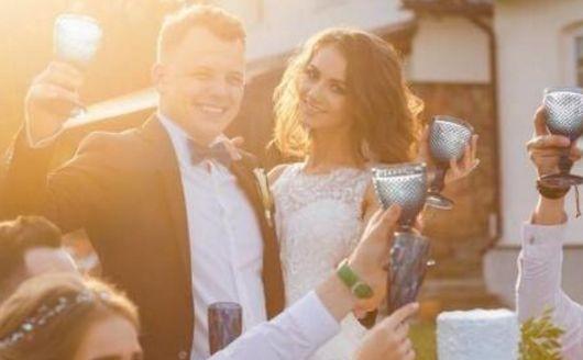 我媽過生日，未婚夫來吃飯，弟弟不停踢我腳，低頭一看，我不嫁了